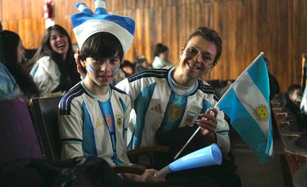 Familias y vecinos volvieron a colmar el Cine Teatro de Rawson para alentar a la Selección