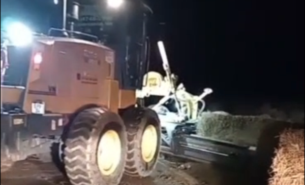 Volcó un camión sobre la Ruta 3 y Vialidad Nacional removió la carga que obstruía el paso