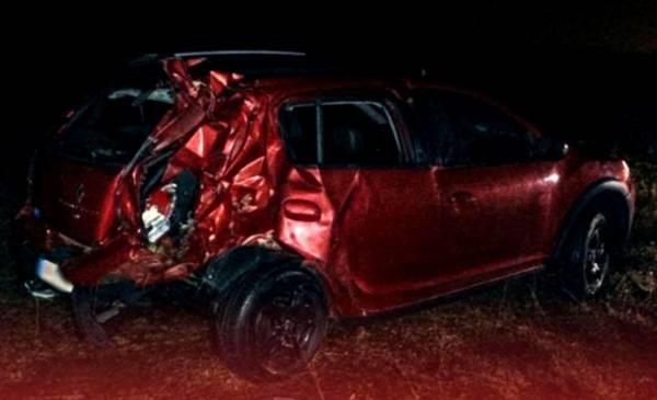 Perdió el control, chocó contra un árbol y quedó atrapado