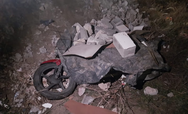 Robaron una moto en Comodoro y la ocultaron bajo bolsas y escombros