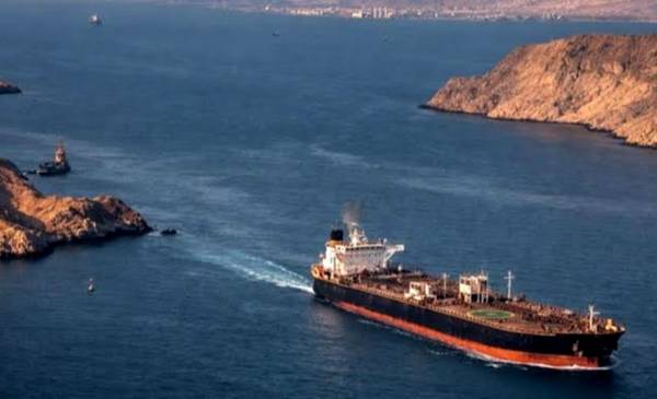 Irán lanzó ataques contra países del Golfo, anunció el cierre del estrecho de Ormuz