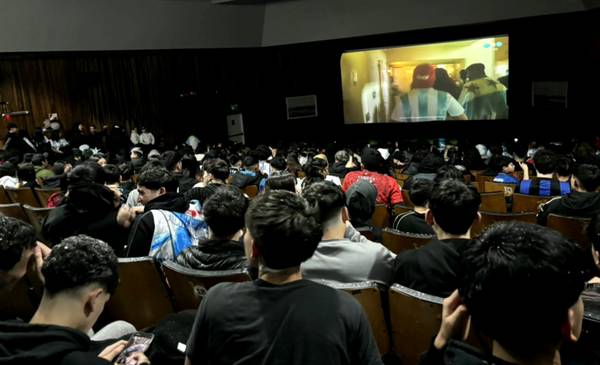 La Selección Argentina volvió a reunir a vecinos en el Cine Teatro de Rawson