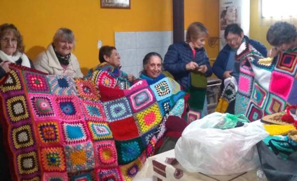 Tejedoras de Río Pico entregaron mantas a los pobladores - Últimas Noticias: El Chubut