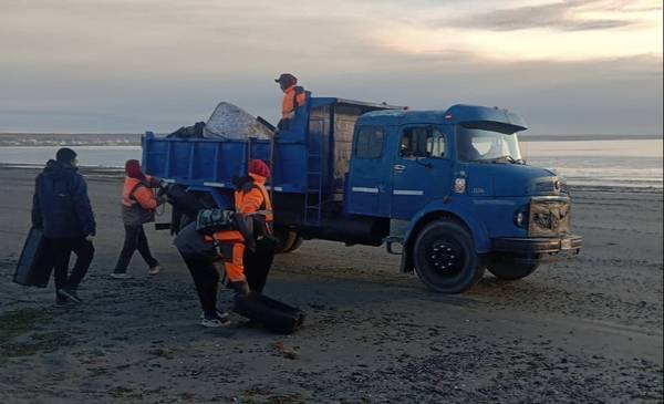 Más de 700 cajones pesqueros aparecieron en playas céntricas de Puerto Madryn