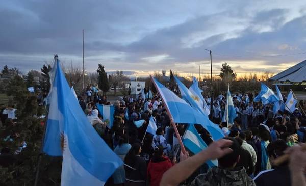 En los pueblos de Chubut se festejó a caballo y cantando el Himno - Últimas Noticias: El Chubut