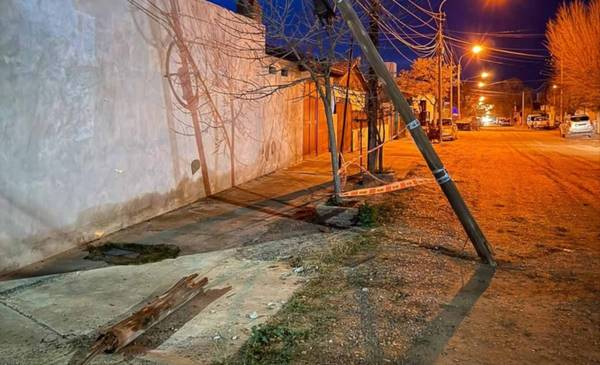 Un conductor chocó un poste del tendido eléctrico y se dio a la fuga