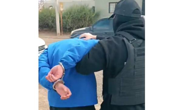 Detuvieron a dos jóvenes que entraron a robar armados a punta de pistola una casa en Barrio Sur - Últimas Noticias: El