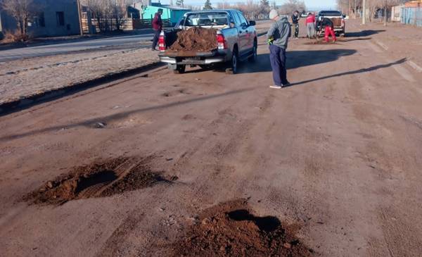 Vecinos taparon los baches de la avenida principal de Gastre - Últimas Noticias: El Chubut