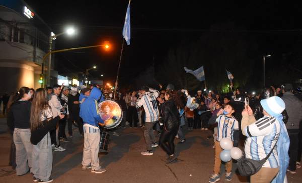 A pesar de la derrota, miles de vecinos salieron a las calles de Trelew para agradecer a la Selección - Últimas Notici