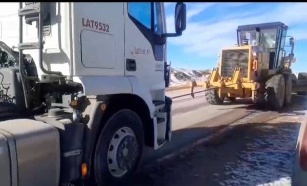 Retiran camión averiado que quedó parado en la Ruta 26 entre Comodoro y Sarmiento - Últimas Noticias: El Chubut