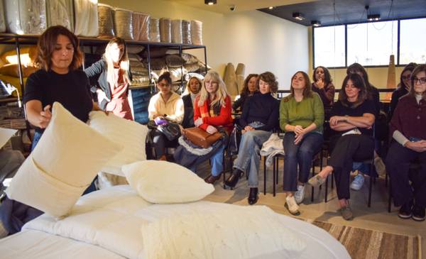 El arte de vestir la cama: una tarde de diseño, texturas y encuentro en Okre - Últimas Noticias: El Chubut
