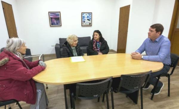El intendente Biss se reunió con integrantes de la comisión directiva de la Asociación Española - Últimas Noticias: El Chubut