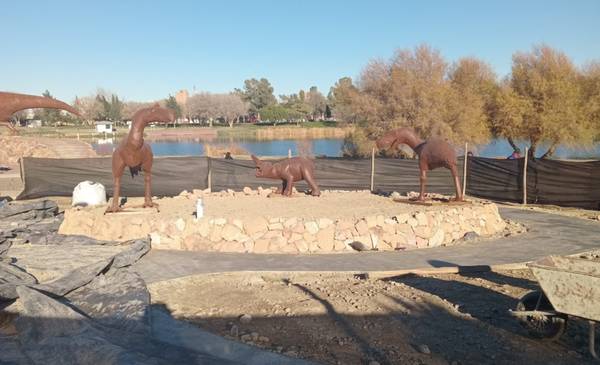 La Laguna Chiquichano ya cuenta con cuatro esculturas prehistóricas a escala real - Últimas Noticias: El Chubut