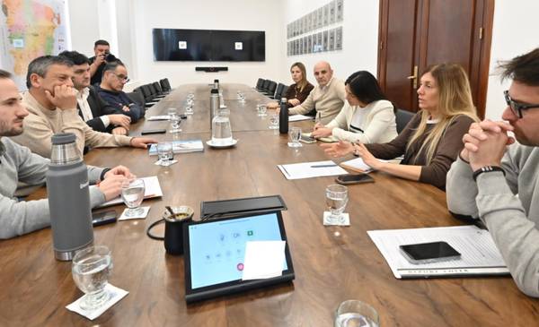 Torres encabezó encuentro de la Mesa de Niñez y Adolescencia junto a autoridades de UNICEF - Últimas Noticias: El Chubut