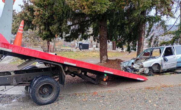 Avanza en Esquel el retiro de vehículos abandonados en la vía pública y mejoran los hábitos al volante - Últimas No