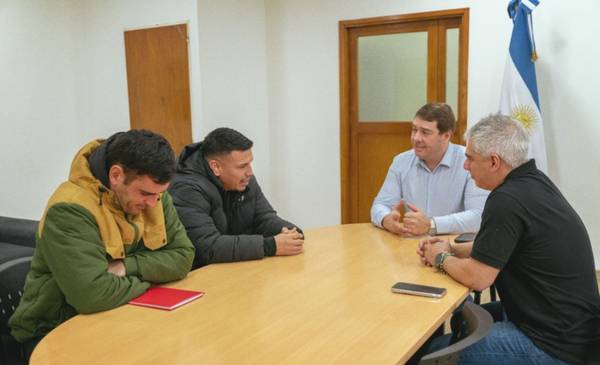 Biss recibió a referentes del fútbol senior de Defensores de La Ribera - Últimas Noticias: El Chubut