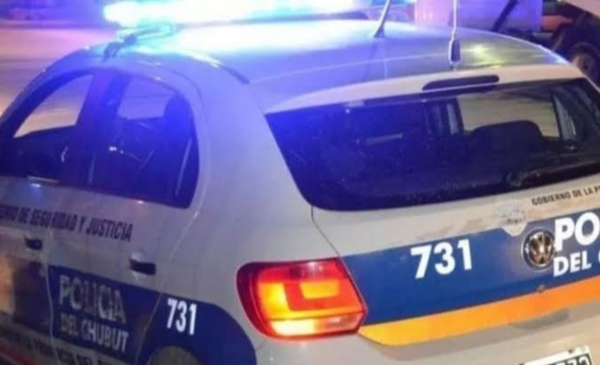 Trelew: Un hombre que llevaba a su esposa al médico perdió el control del auto y terminó sobre un boulevard