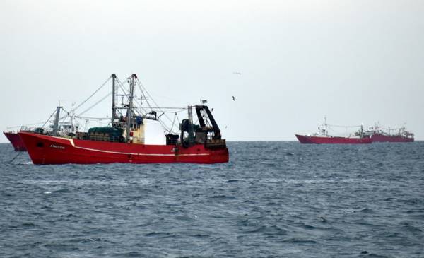 Intensa búsqueda de un marinero que cayó al agua