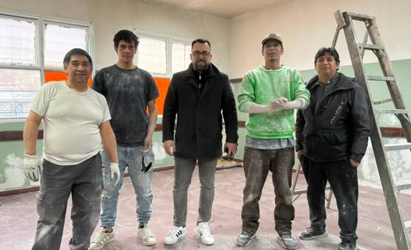 El municipio y la provincia realizan trabajos de pintura y mantenimiento en la Escuela N° 210 del barrio Badén