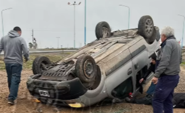 Un vehículo volcó sobre la Ruta 3 en el acceso norte a Trelew
