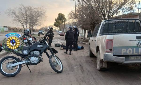 Dos jóvenes fueron detenidos en Trelew con un arma de fuego casera cargada