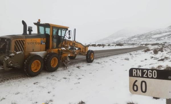 Murió un trabajador vial tras caer con una motoniveladora a un precipicio en la Ruta 260