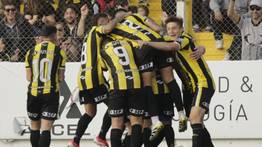 Deportivo Madryn goleó a San Martín y se afianza en la cima