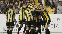 Deportivo Madryn goleó a San Martín y se afianza en la cima