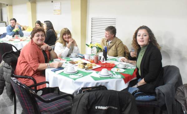 La Escuela Hendre celebró un tradicional té galés familiar en el Salón San David