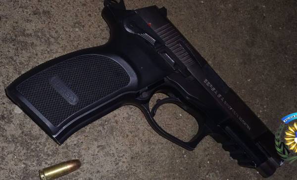Persecución policial tras disparos en Comodoro: secuestraron una pistola y detuvieron a una joven de 20 años