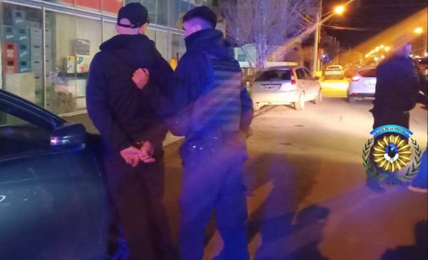 Dos hombres golpearon a un sujeto hasta dejarlo inconsciente en la vía pública