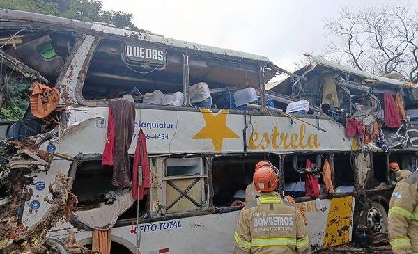 Diez personas murieron tras volcar un autobús con 47 pasajeros en Brasil