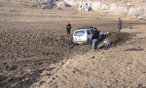 Bomberos del Dique Ameghino advierten que el bajo nivel del lago deja embarcaciones y autos encajados
