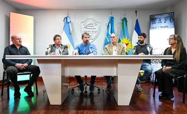 Municipio de Trelew y el IPV firmaron convenio para nuevas viviendas destinadas a familias docentes
