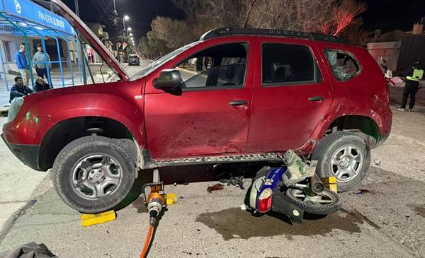 Fuerte choque entre una camioneta y dos motos en Playa Unión dejó dos lesionados