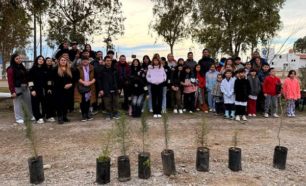El SEC conmemoró el Día del Árbol con jornadas de plantación junto a escuelas de Trelew, Madryn y Rawson