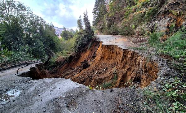 Vialidad Nacional aporta maquinaria para reparar la ruta provincia Nº 71 en el Parque Nacional Los Alerces
