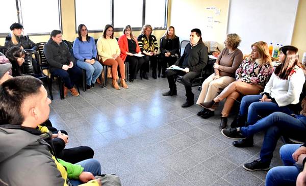 Familias de Trelew recibieron certificados tras 9 talleres de crianza en el CIC Menfa