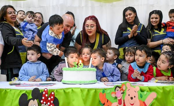 Sastre acompaño los aniversarios del CPI Fontana y del hogar  Hebras de Plata