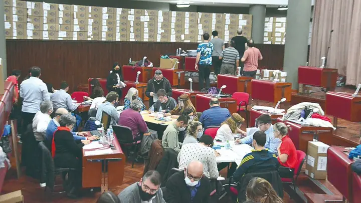 Comenzó en Legislatura el escrutinio definitivo de las PASO - Últimas ...