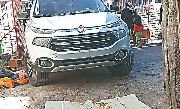 Encuentran en el patio de una vivienda una camioneta robada - Últimas ...