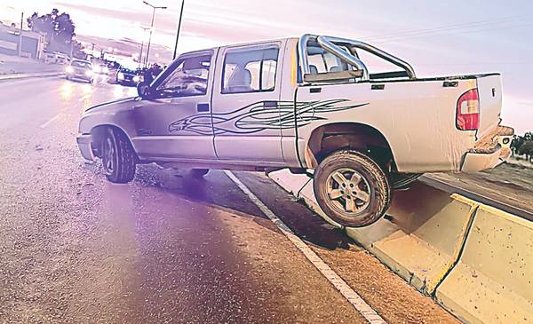 Perdió el control de la camioneta y se subió en muros de contención ...