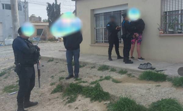 Una mujer y un hombre fueron detenidos con una pistola y un arma blanca ...