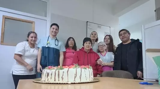 Vecina obsequió una torta al personal del Hospital