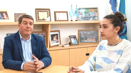 Intendente recibió a profesora de danzas que se capacitará en EEUU