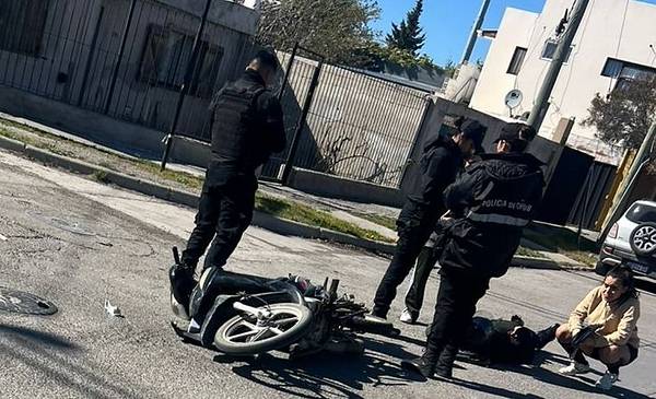 Fuerte impacto entre una moto y un vehículo en la zona sur - Últimas ...