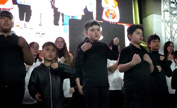 Chubut presentó el Himno Nacional Argentino en Lengua de Señas Argentina - Últimas Noticias: El Chubut
