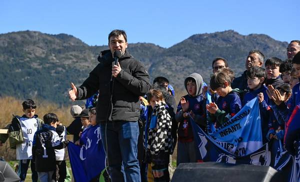 Aniversario de El Hoyo: Torres firmó convenios para ejecutar obras de vivienda, gas e infraestructura en la Comarca