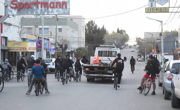 Insólito episodio en el centro: Un grupo de jóvenes recuperó una bicicleta que iba en una grúa municipal