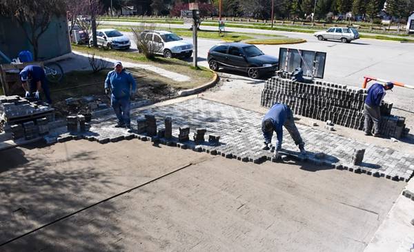 El municipio de Esquel comenzó la obra de adoquinado en la calle Fleming